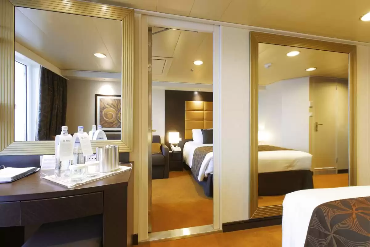 el MSC Divina :   10