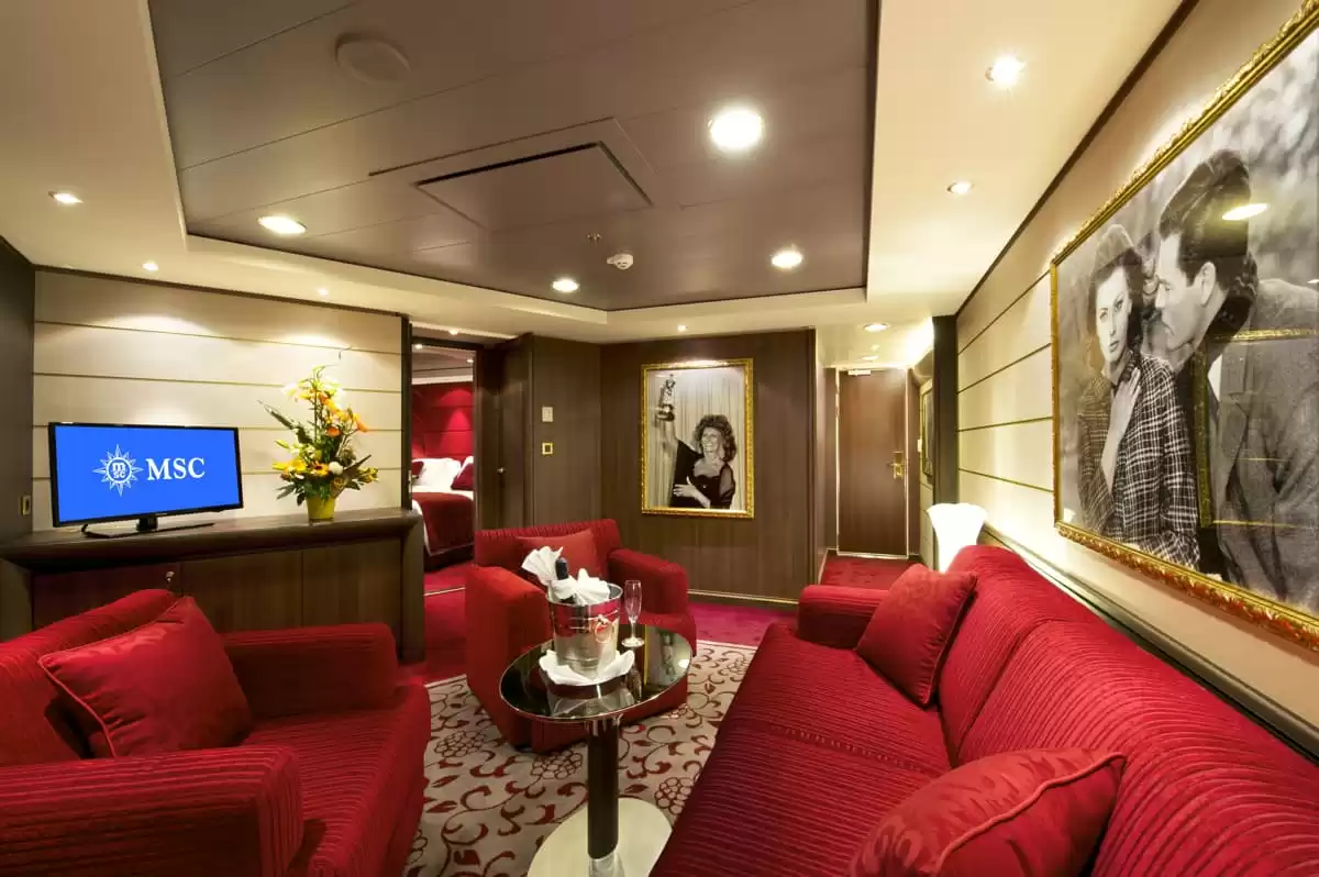 el MSC Divina :   9