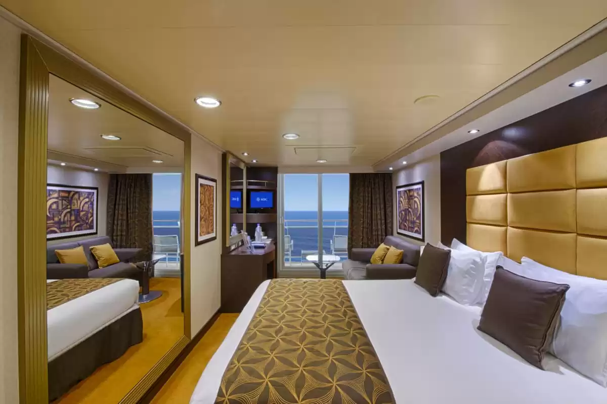 el MSC Divina :   4