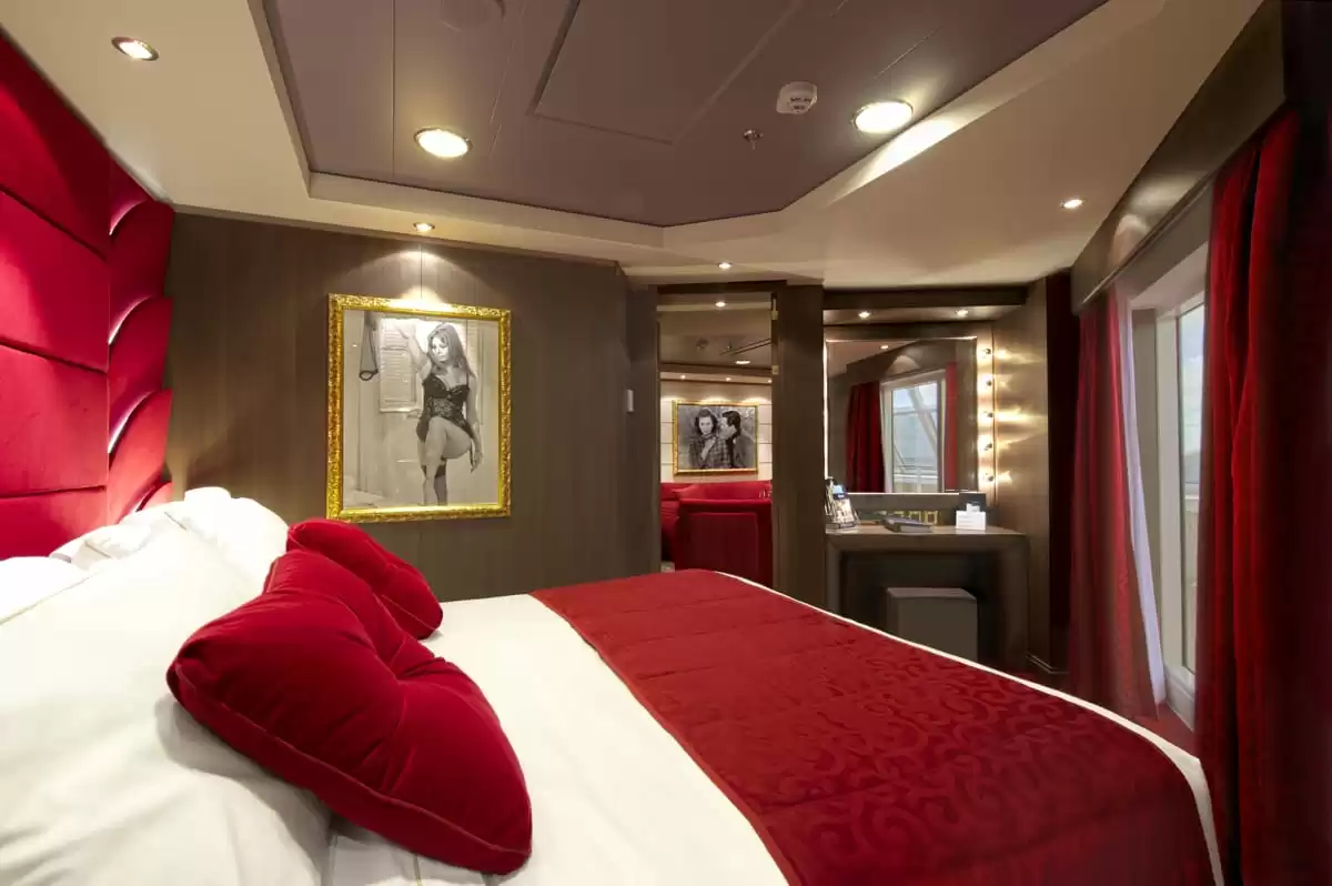 el MSC Divina :   60