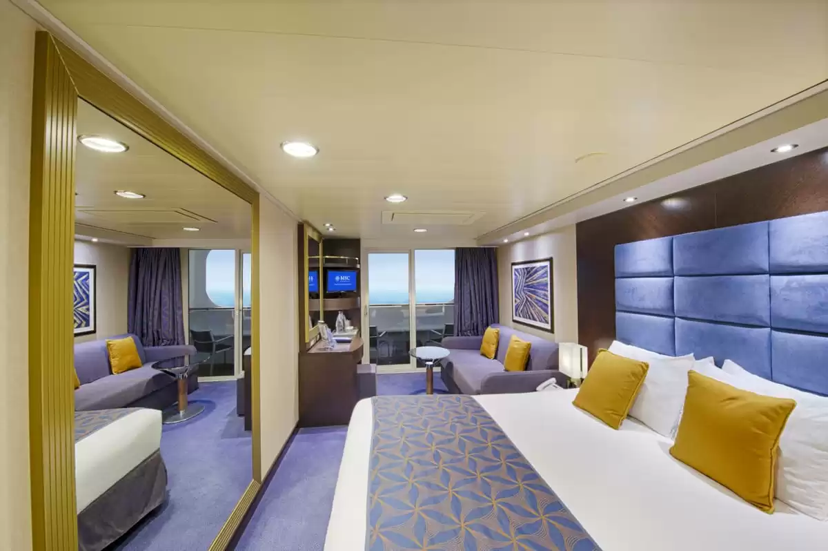 el MSC Divina :   70