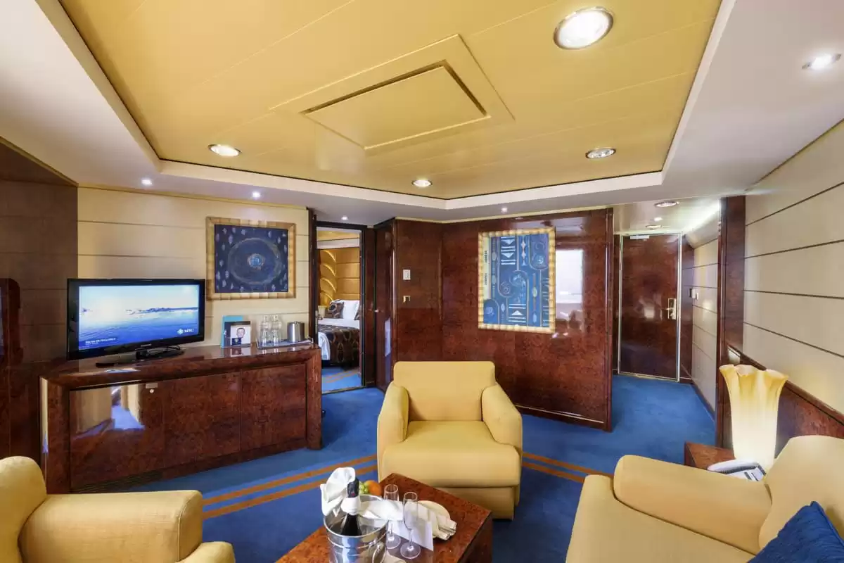 el MSC Fantasia :   7